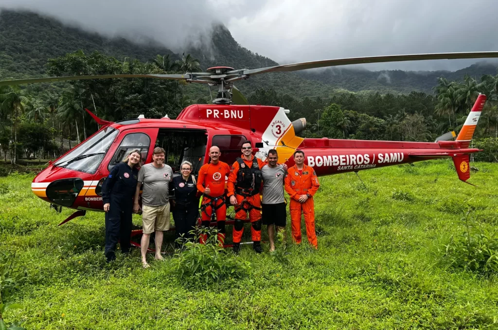 Resgate de duas vítimas ilhadas no Rio São João, em Garuva, com o apoio do helicóptero Arcanjo-03 e equipes do Corpo de Bombeiros