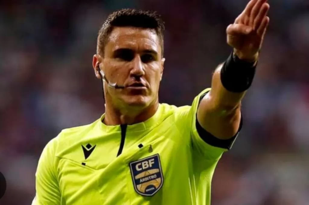 Árbitro Rafael Klein apitando uma partida