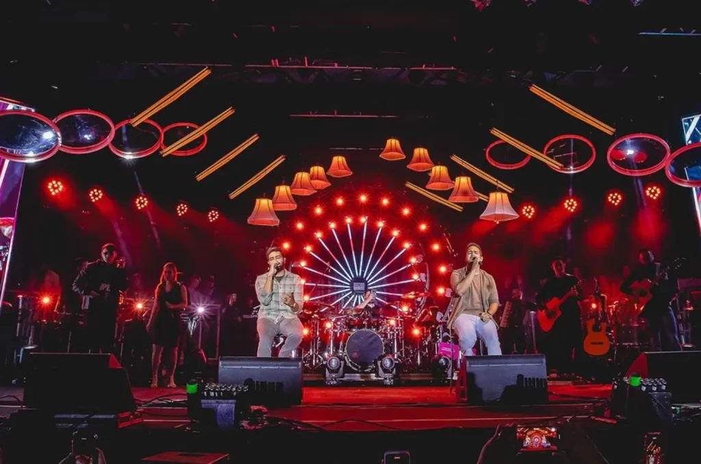 Imagem do show de Henrique & Juliano em Criciúma, realizado no Nações Shopping e promovido pela Rádio 105 FM