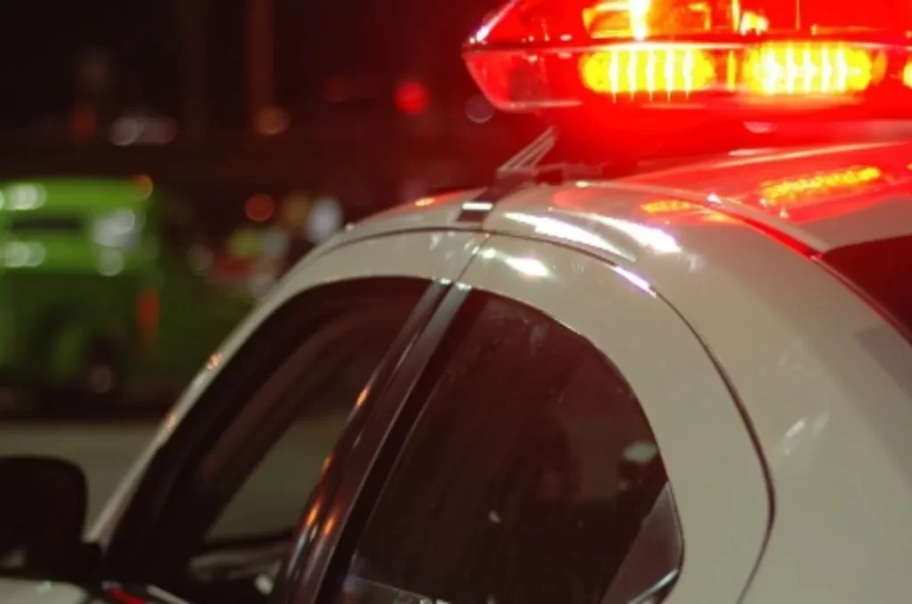 Homem foge após furtar carteiras de cigarro em supermercado