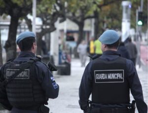 Homem tira a roupa na avenida Brasil e apanha de populares