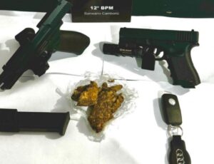 Homens são presos com armas e drogas em Camboriú
