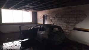 Incêndio em garagem de prédio em Palhoça mobiliza Bombeiros