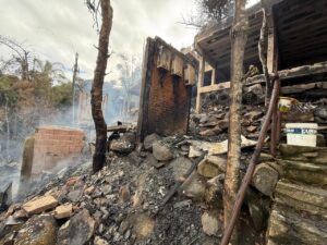 Incêndio em Palhoça destrói três imóveis