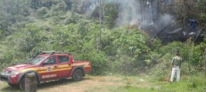 Bombeiros controlam incêndio em área de difícil acesso em Palhoça