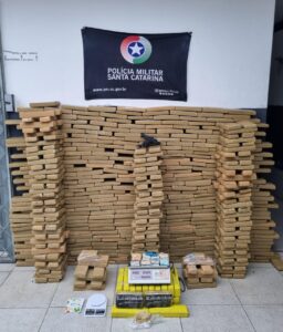 Polícia apreende drogas e prende foragido em Itajaí