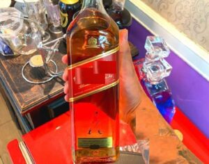 Homem é preso ao consumir whisky furtado de mercado em Tubarão