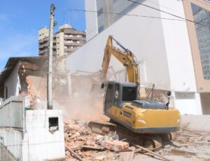 Imóveis são demolidos para ligação da avenida Marcos Konder