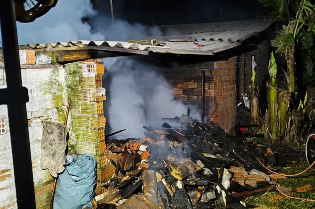 Bombeiros combatem incêndio em residência de Araranguá com uso de grande volume de água, após incêndio iniciado em forno a lenha