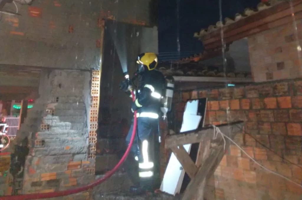 Bombeiros atendendo incêndio no bairro Paraíso, em Criciúma