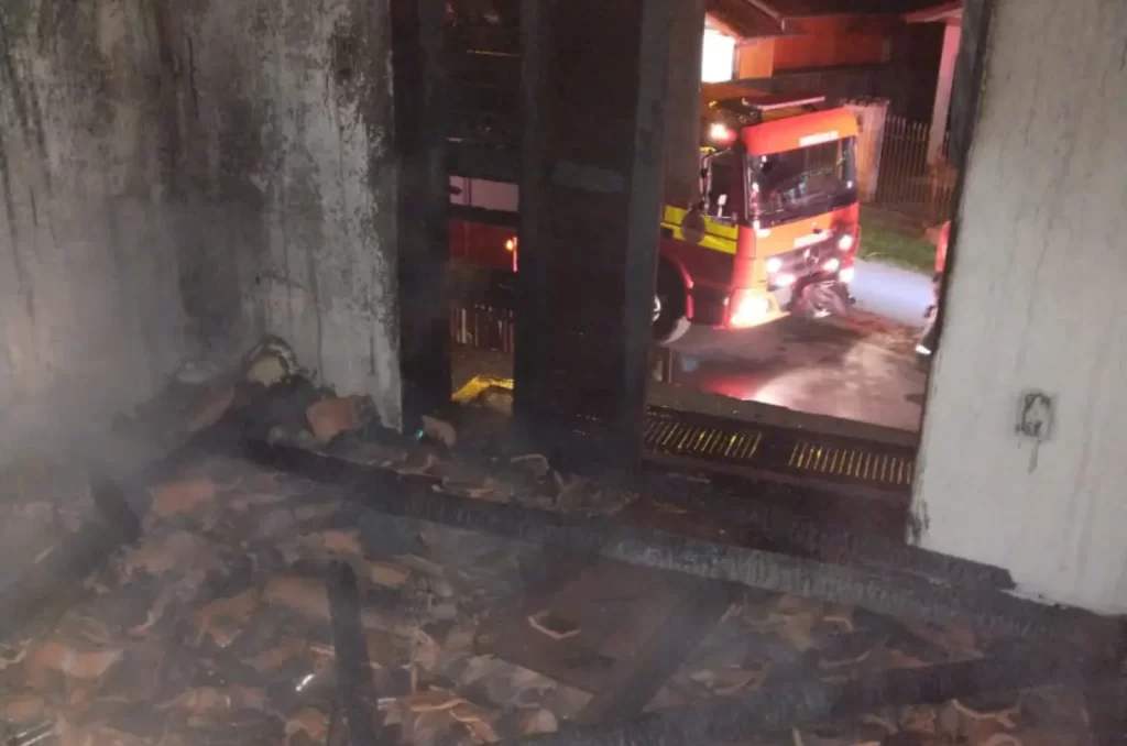 Bombeiros atendendo incêndio no bairro Paraíso, em Criciúma