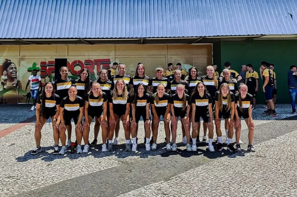 Equipe de futebol feminino de Criciúma celebrando a medalha de bronze nos JASC 2024