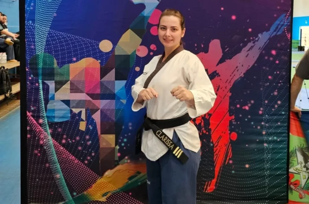 Clarissa Bonotto apresentando movimentos de Poomsae no taekwondo feminino nos JASC 2024