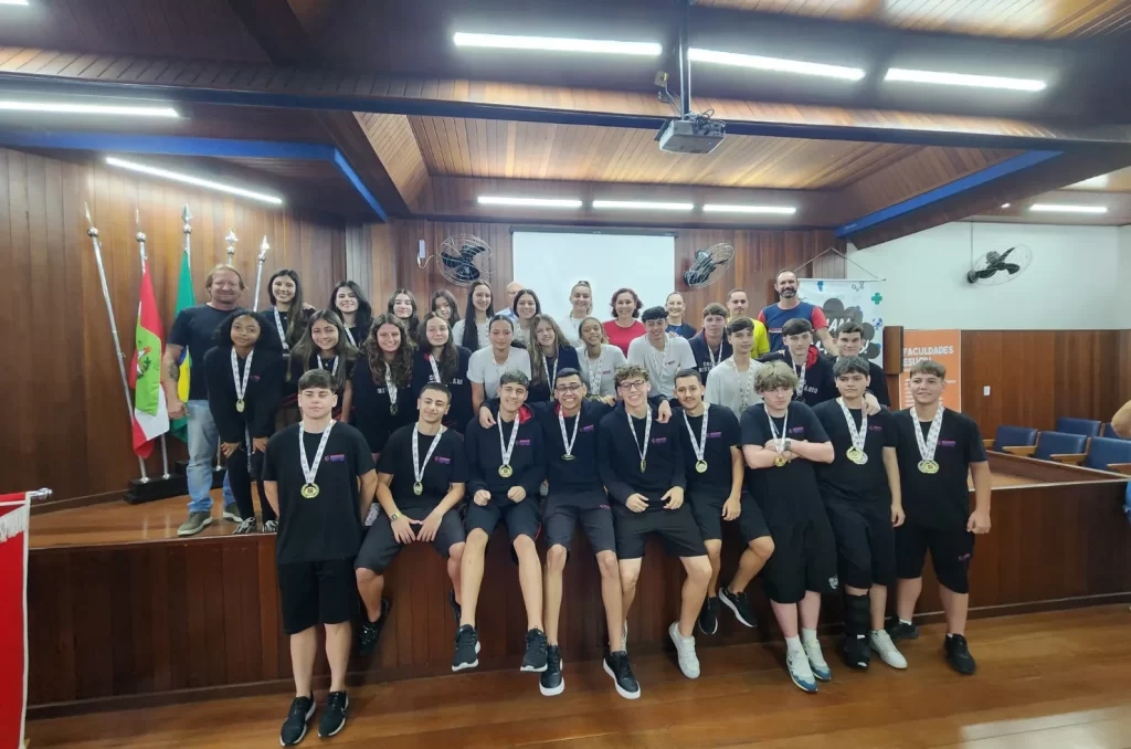 Alunos do Colégio Universitário recebendo as medalhas no esporte