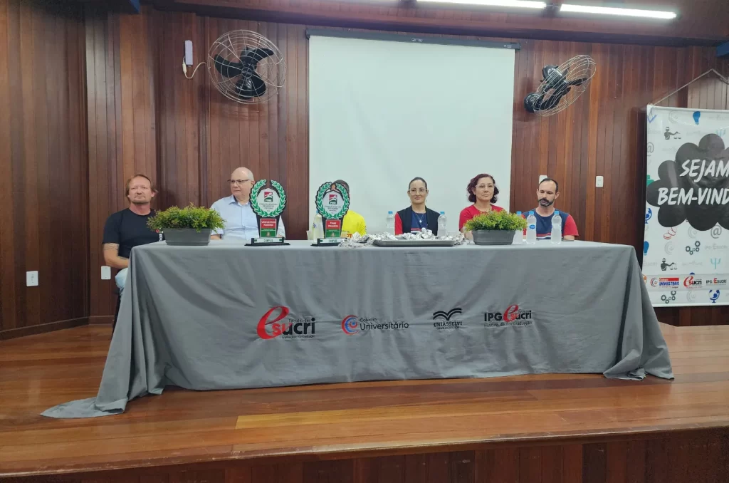 Alunos do Colégio Universitário recebendo as medalhas no esporte
