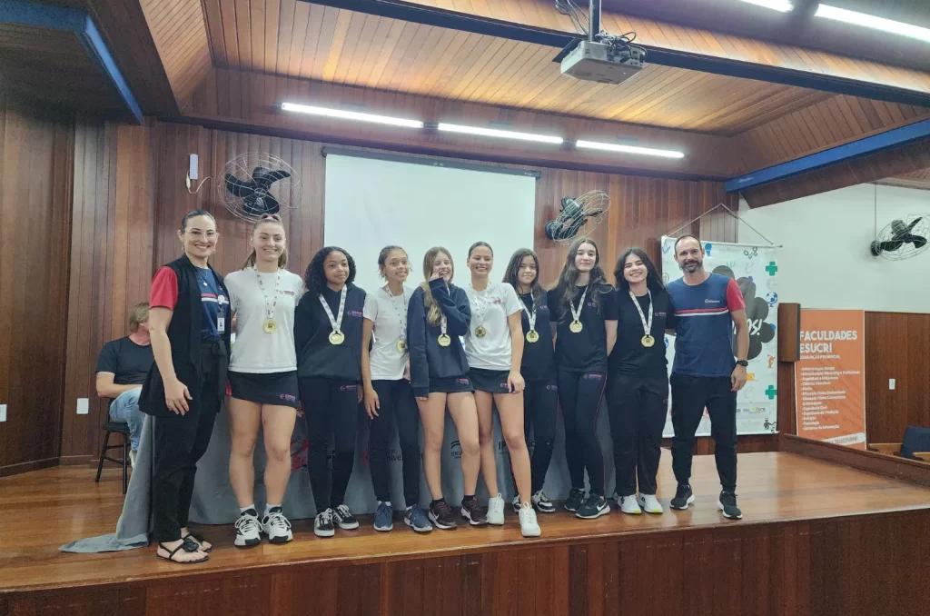 Alunos do Colégio Universitário recebendo as medalhas no esporte