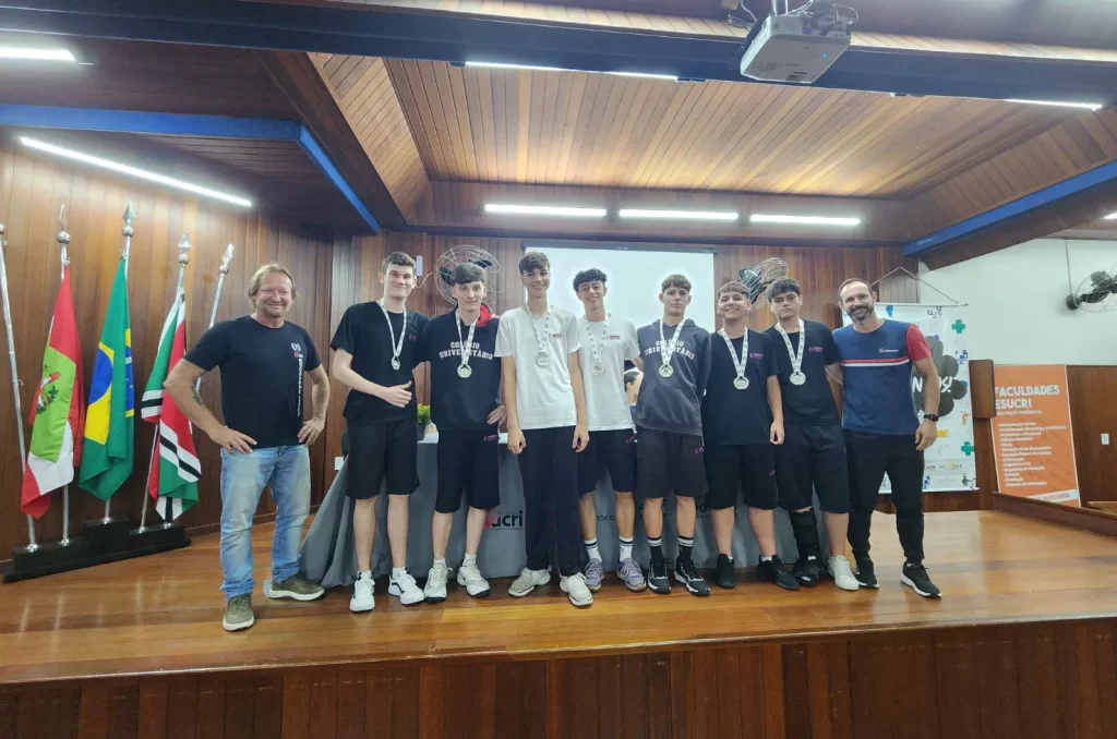 Alunos do Colégio Universitário recebendo as medalhas no esporte