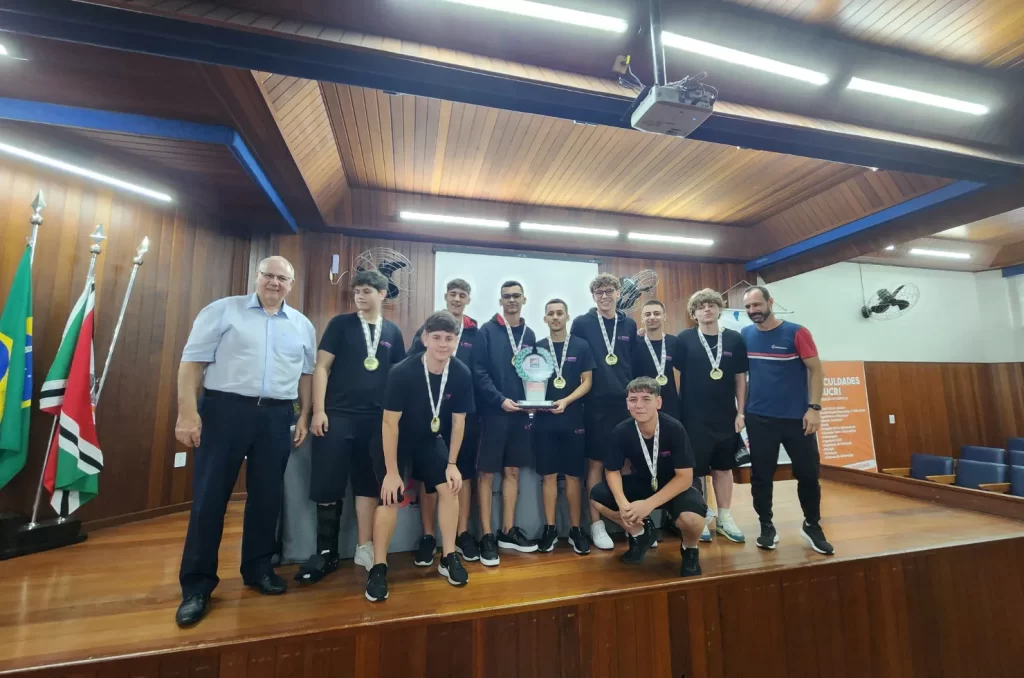 Alunos do Colégio Universitário recebendo as medalhas no esporte