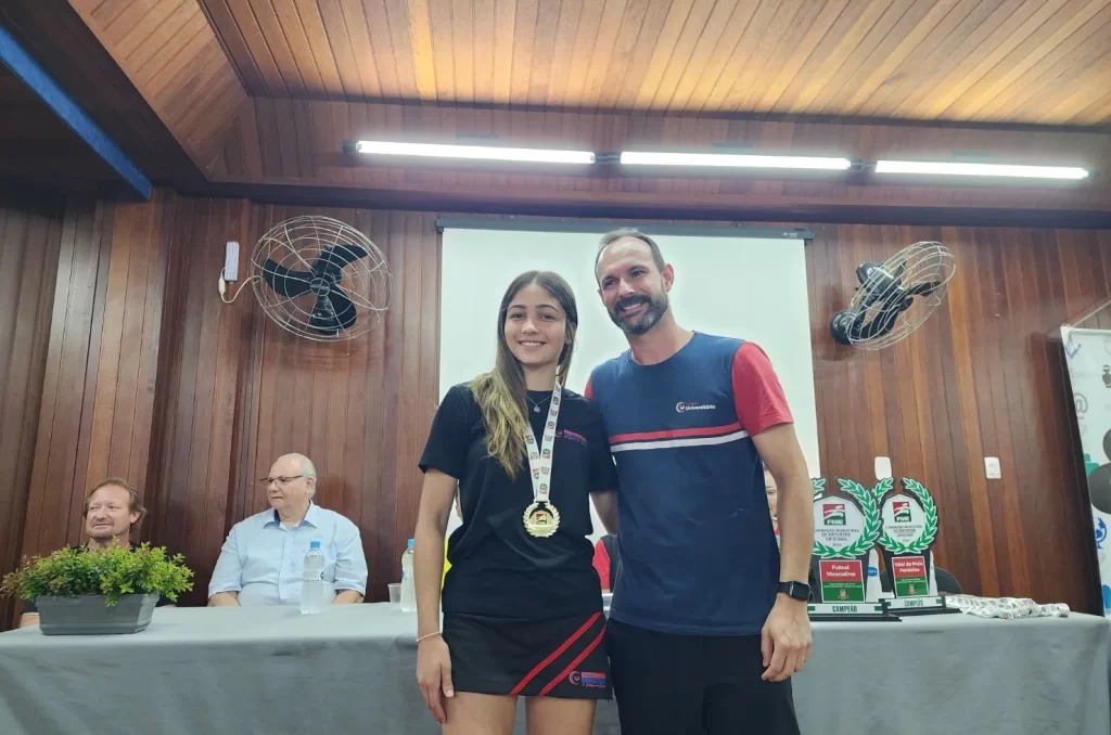 Alunos do Colégio Universitário recebendo as medalhas no esporte