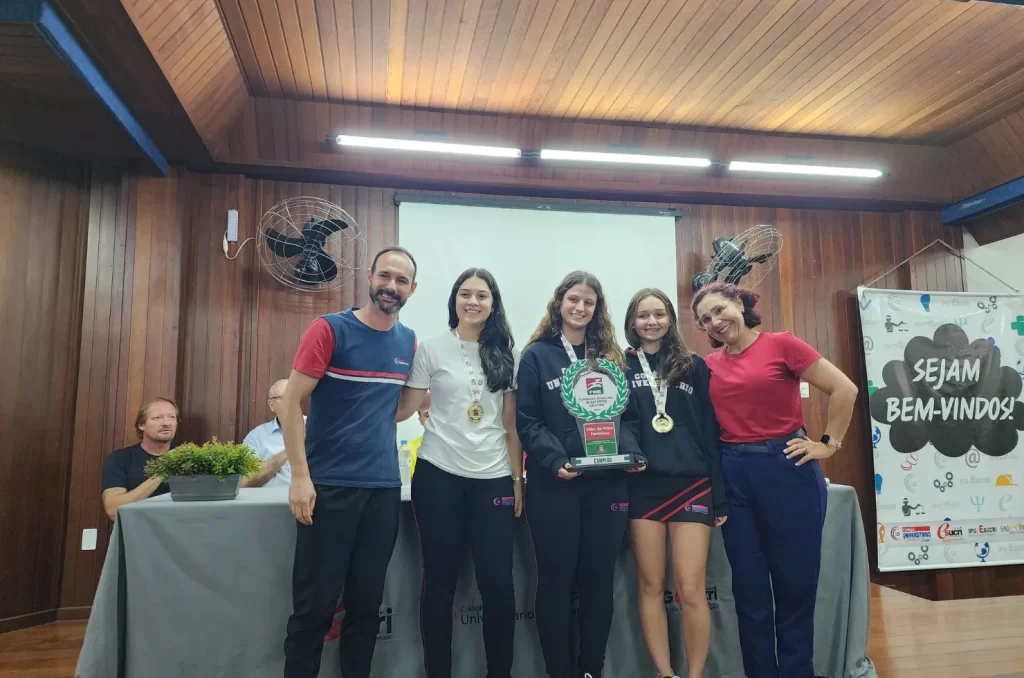 Alunos do Colégio Universitário recebendo as medalhas no esporte