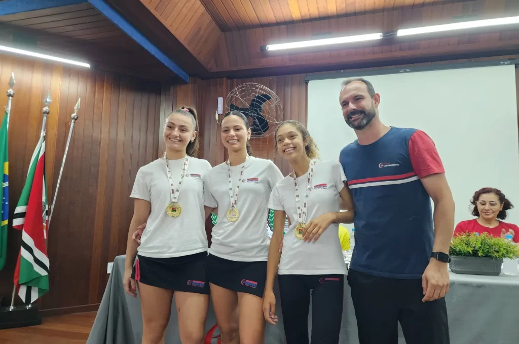 Alunos do Colégio Universitário recebendo as medalhas no esporte