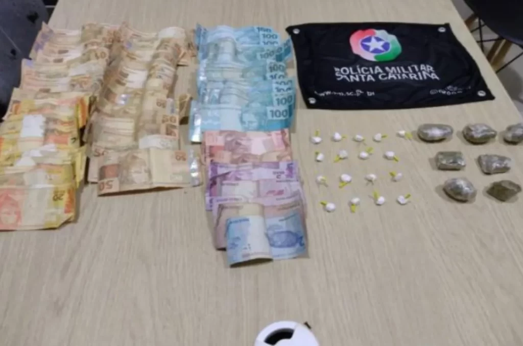 Jovem casal é preso com drogas e mais de R$ 3 mil em dinheiro