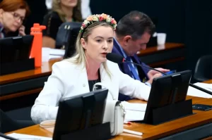 Júlia Zanatta vence ação por matéria com acusações