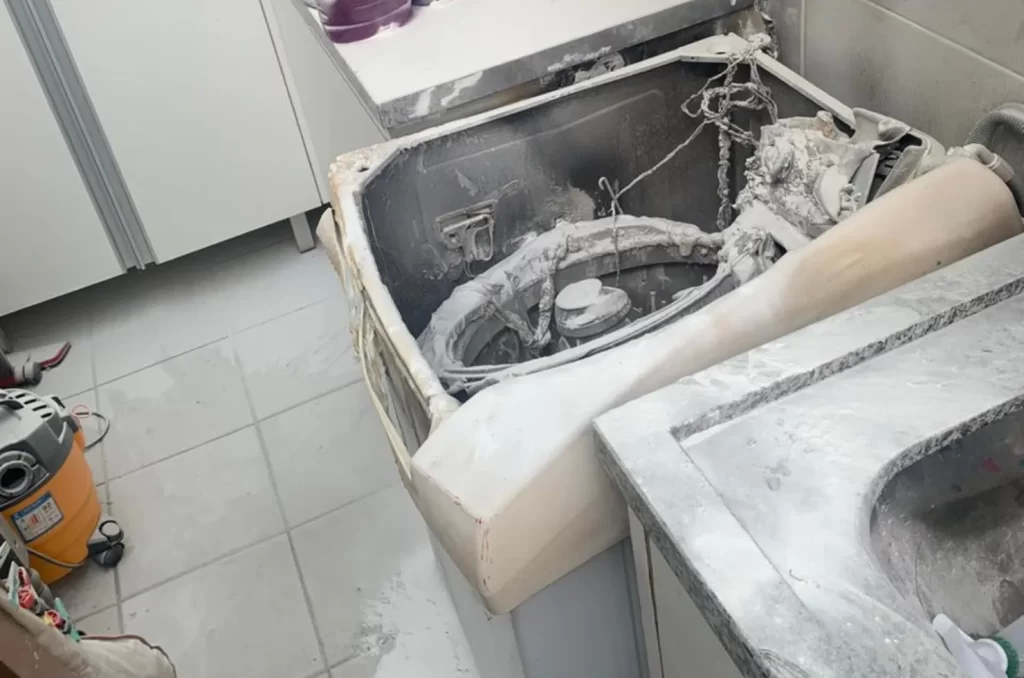 Bombeiros controlam princípio de incêndio em prédio residencial no bairro Coqueiros, em Florianópolis