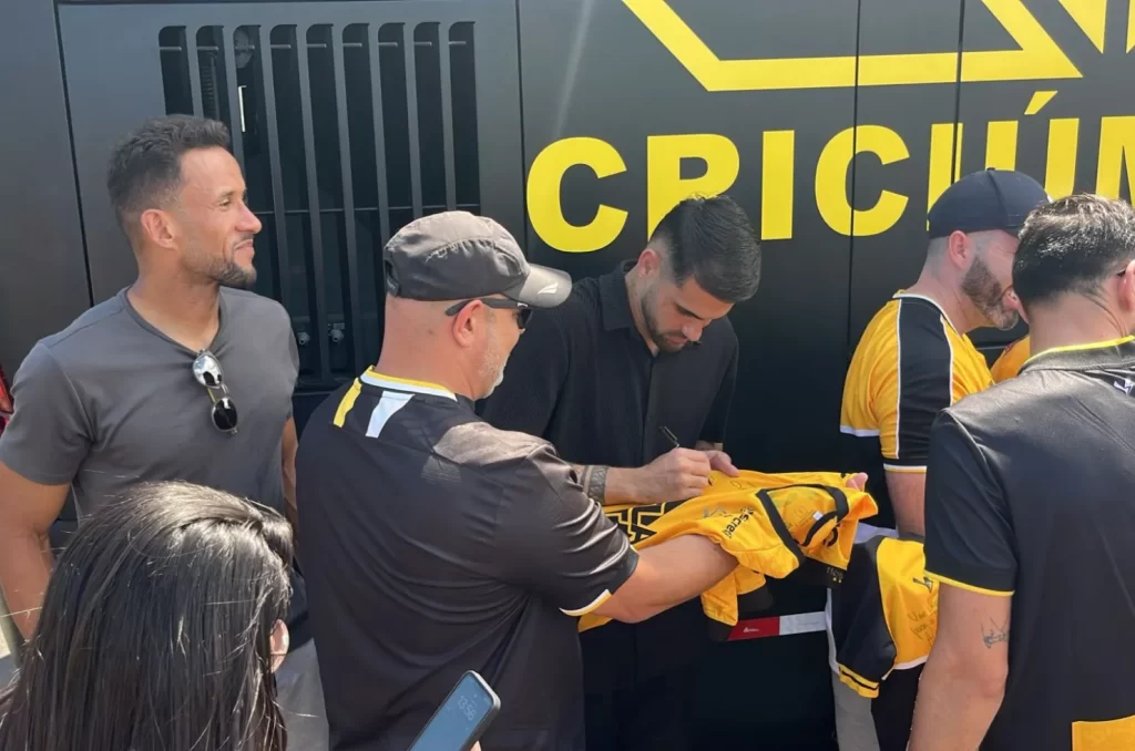 Torcedores do Criciúma interagem com jogadores no Tour do Tigrão, no Parque Altair Guidi, em evento animado pelo mascote Tigrão