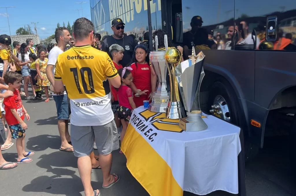 Torcedores do Criciúma interagem com jogadores no Tour do Tigrão, no Parque Altair Guidi, em evento animado pelo mascote Tigrão