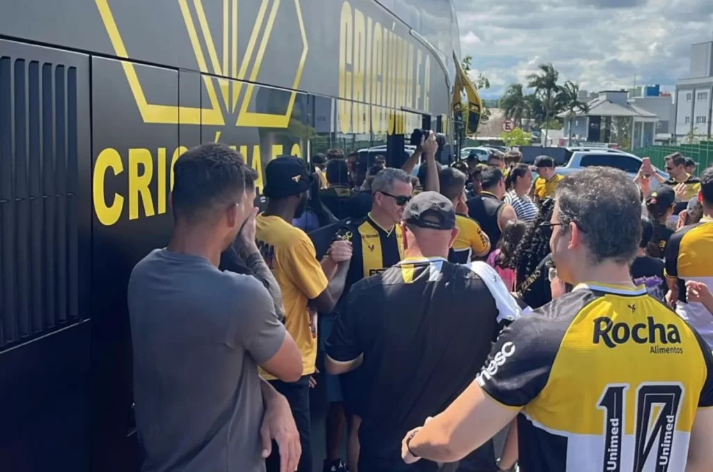 Torcedores do Criciúma interagem com jogadores no Tour do Tigrão, no Parque Altair Guidi, em evento animado pelo mascote Tigrão