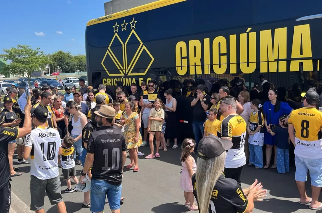 Torcedores do Criciúma interagem com jogadores no Tour do Tigrão, no Parque Altair Guidi, em evento animado pelo mascote Tigrão