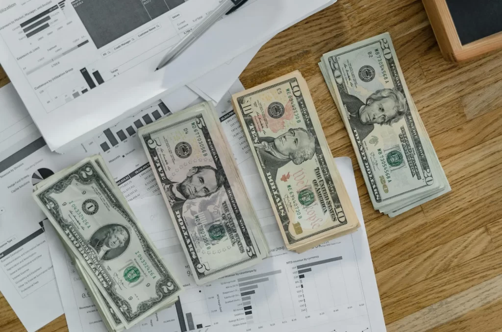 Ilustração de notas de dólar representando a alta da cotação da moeda