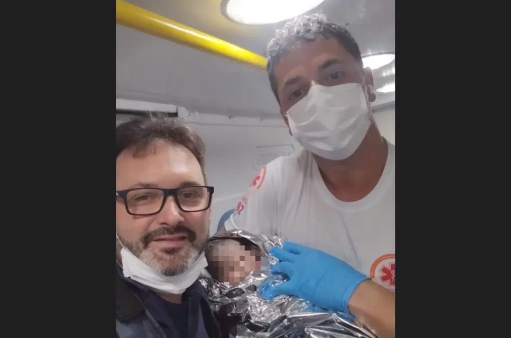 Parto realizado dentro da ambulância do SAMU de Morro da Fumaça na BR-101, com equipe de socorristas prestando atendimento de emergência