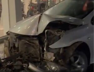 Vídeo: Motorista bêbado destrói carros e concessionária em Itajaí