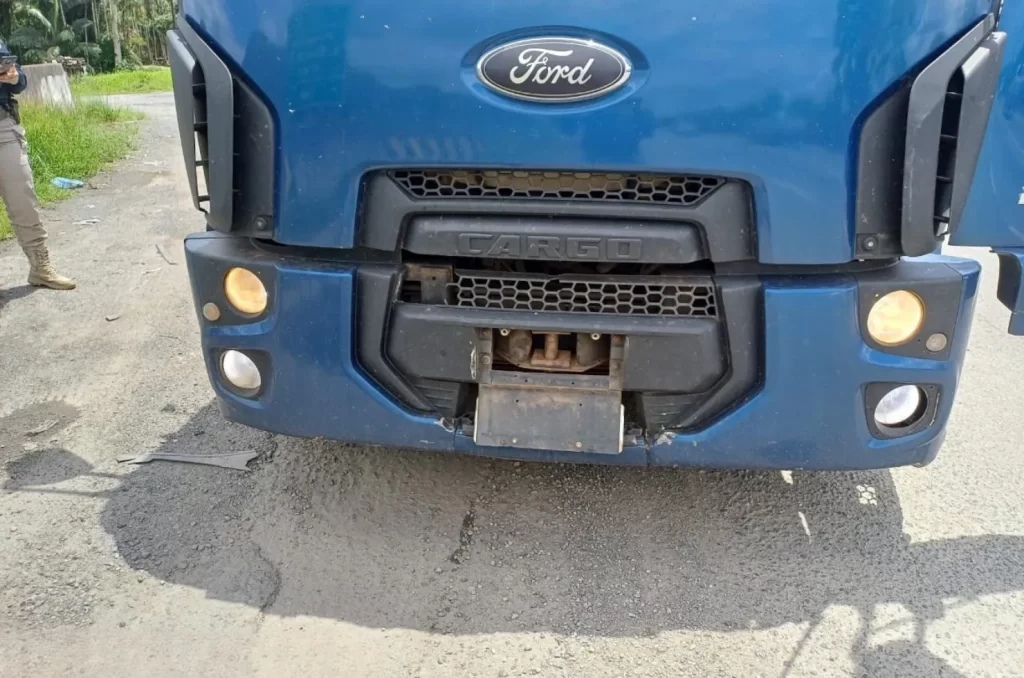 Polícia Rodoviária Federal flagra motorista dirigindo caminhão de melancias com placas encobertas e portando drogas em Joinville