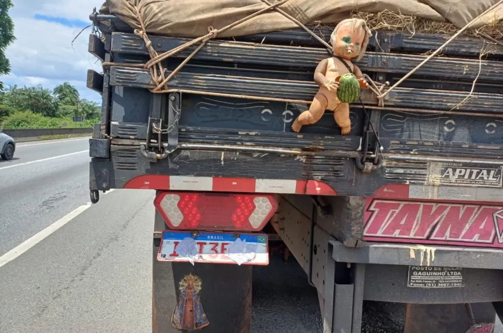 Polícia Rodoviária Federal flagra motorista dirigindo caminhão de melancias com placas encobertas e portando drogas em Joinville