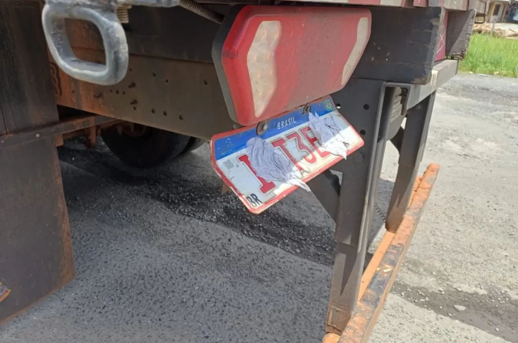 Polícia Rodoviária Federal flagra motorista dirigindo caminhão de melancias com placas encobertas e portando drogas em Joinville