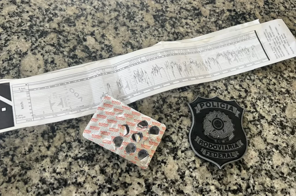 Polícia Rodoviária Federal flagra motorista dirigindo caminhão de melancias com placas encobertas e portando drogas em Joinville