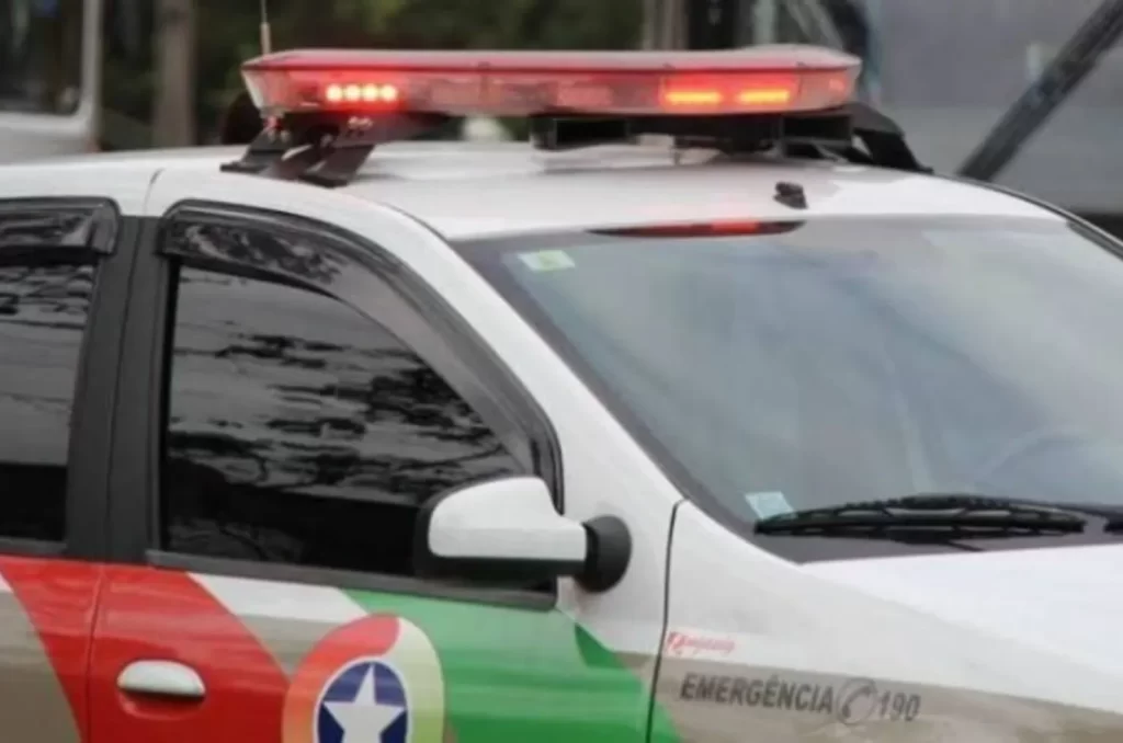 Motorista é preso após fugir com veículo furtado e bater em caminhão