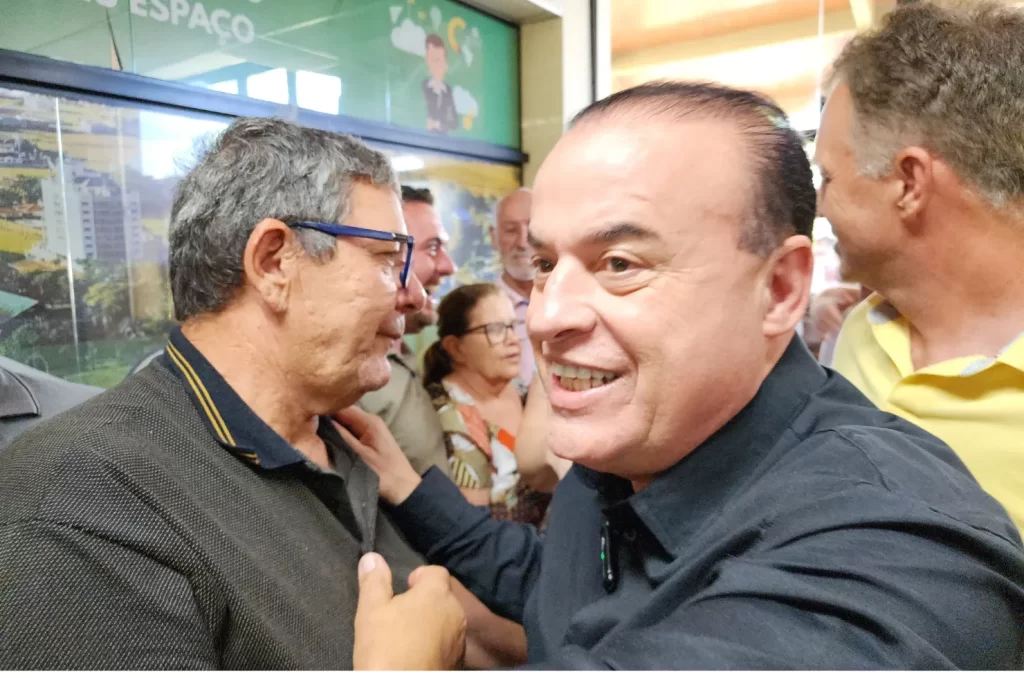 Neguinho evita críticas à Ulisses e culpa vice-prefeito após retorno à Prefeitura