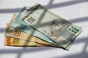 Novo salário mínimo de 2025 pode ser de R$ 1.521, diz SPE