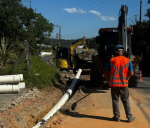 Casan finaliza obra de adutora para melhorar abastecimento em São José