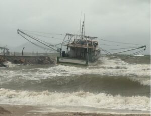 Vídeo: Vento arrasta barcos em Bombinhas
