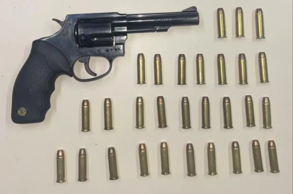 Revólver calibre .38 e munições apreendidos pela Polícia Militar em Criciúma