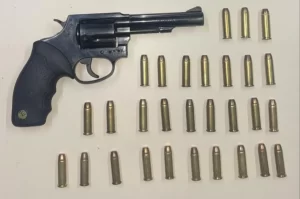 PM apreende arma e munições em Criciúma após denúncia
