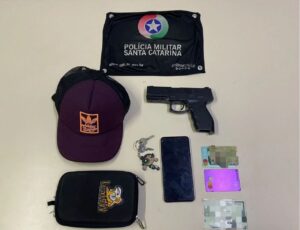 PM prende ladrão após roubo de celular e bolsa em Criciúma