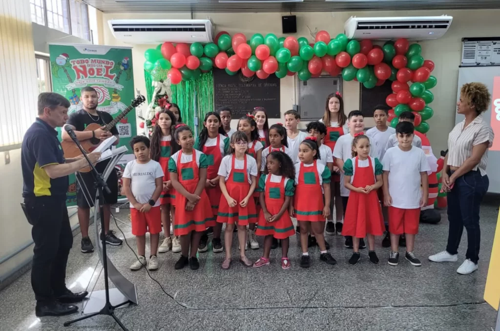 Apresentação do Coral Shekinah, antecedendo a chegada do Papai Noel dos Correios em Criciúma