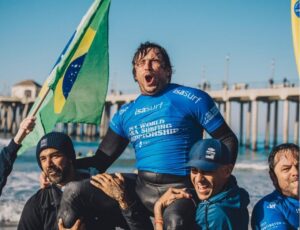 Paratleta de BC vence campeonato mundial de surf adaptado