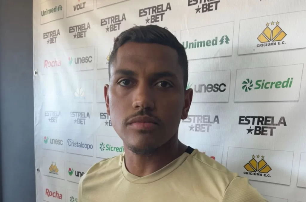 Pedro Rocha durante entrevista coletiva, no CT do Criciúma